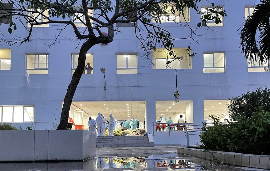 Incluso de noche, las luces del hospital siguen encendidas para recibir a los pacientes del COVID-19. (Foto: VNA)