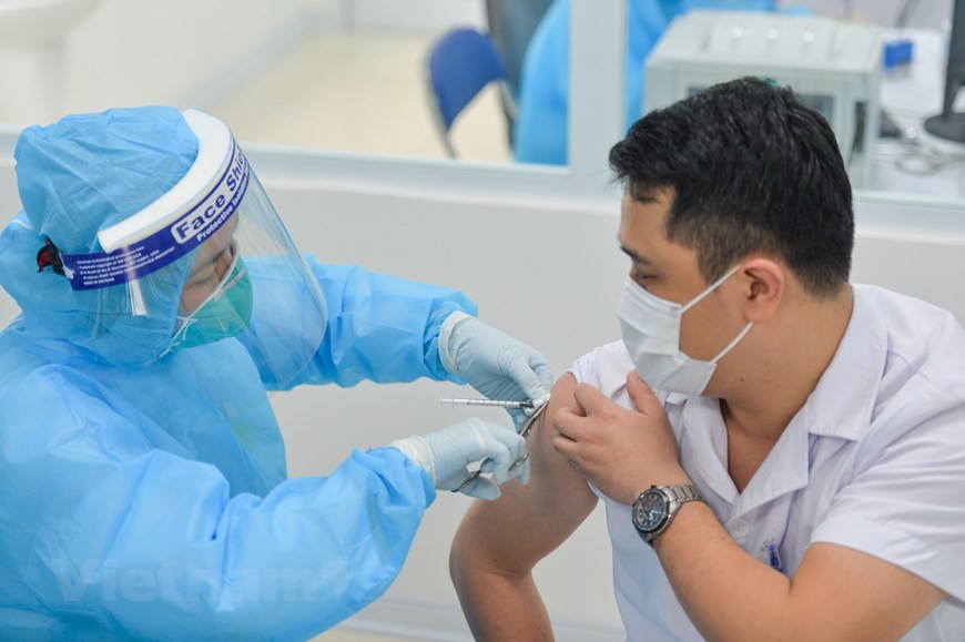 Vietnam prioriza la seguridad en la implementación de la campaña nacional de inmunización, no solo de las vacunas contra el COVID-19, sino también de muchas otras sustancias antivirales. Por tal motivo, el Ministerio de Salud también estableció el Comité Directivo para la Seguridad de la Vacunación contra el COVID-19 que reúne a los principales expertos y profesores de diferentes sectores para ayudar a las localidades de todo el país a garantizar la seguridad del programa. Mientras, el sector de la salud de Hanoi ha desarrollado un plan específico y se ha capacitado sobre la implementación de la inmunización, desde la revisión de los sujetos, la recepción de las vacunas, la organización de las inyecciones, el seguimiento y el manejo de la respuesta posvacunación. (Foto: Vietnam+)