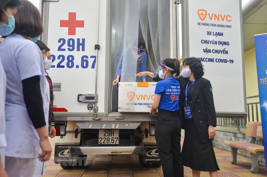 En la actualidad, la vacuna AstraZeneca contra el COVID-19, desarrollada por la empresa homónima y la Universidad de Oxford y fabricada por la empresa sudcoreana SK Bioscience, se encuentra aprobada en Filipinas, Tailandia, Reino Unido, Vietnam y otros países. Vietnam recibirá ese fármaco a través del programa global de COVAX Facility creado por la Alianza Mundial para la Inmunización y Vacunación y la Organización Mundial de la Salud. La vacuna de AstraZeneca se puede almacenar, transportar y manipular con una refrigeración normal (entre dos y ocho grados Celsius) durante al menos seis meses, lo que permite un uso fácil en las condiciones de las instalaciones médicas existentes. (Foto: Vietnam+)