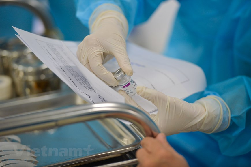 Se trata de la mayor campaña de inmunización de Vietnam, por lo que las autoridades se preparan para garantizar la seguridad de todos los pobladores. Los grupos de sujetos priorizados para la vacunación contra el COVID-19 incluyen a los empleados médicos, participantes en la prevención y control de la pandemia, así como diplomáticos, funcionarios de aduanas y del sector de inmigración, fuerzas del ejército, seguridad pública, maestros, personas mayores de 65 años, grupo de suministro de servicios esenciales como aviación, transporte, turismo, electricidad y fuente hídricas, personas con enfermedades crónicas, con la demanda de trabajar o estudiar en el exterior y en zonas epidémicas según indicaciones epidemiológicas. En esta primera etapa de inoculación, el país indochino utiliza la vacuna de la empresa británica AstraZeneca. (Foto: Vietnam+)