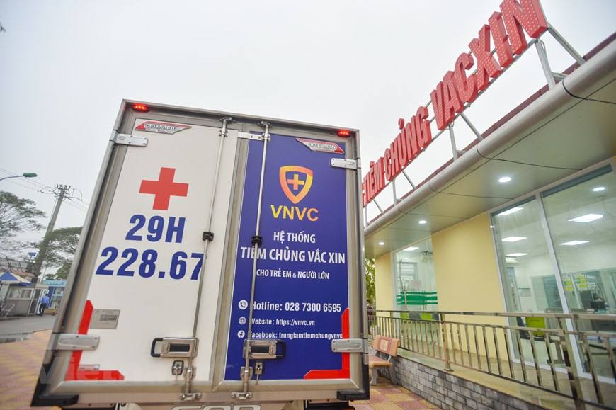 Camión especializado en el traslado de las vacunas contra el COVID-19 llega al Hospital Central de Enfermedades Tropicales en Hanoi. Vu Minh Dien, subdirector del Centro de Prevención, Lucha y Vacunación contra el COVID-19, del establecimiento clínico, reveló que su entidad vacunará a 420 médicos en esta ocasión. Los grupos priorizados para la primera ronda de inyecciones pertenecen al personal médico que trata a los pacientes de COVID-19; personas a cargo del rastreo de contactos y la realización de las pruebas; trabajadores en instalaciones de cuarentena; grupos de trabajo en la prevención y control de la epidemia en la comunidad; miembros de los Comités Directivos de las labores al respecto de todos los niveles, fuerzas militares y de seguridad pública. (Foto: Vietnam+)
