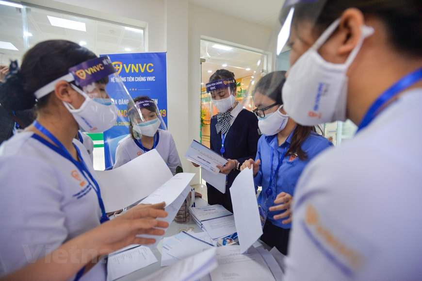 En esta etapa, Vietnam utiliza la vacuna contra el COVID-19 de la empresa británica AstraZeneca, una de las tres vacunas aprobadas por la Organización Mundial de la Salud para su uso de emergencia en más de 50 países y territorios. La vacuna de AstraZeneca fue aprobada a principios de febrero ante la necesidad urgente de prevención del virus SARS-CoV-2 en Vietnam. El Ministerio de Salud informó que dará prioridad a la vacunación para el personal en la primera línea de combate contra la enfermedad, de acuerdo con las regulaciones del Gobierno. La cartera también negocia con otros fabricantes, en pos de asegurar el suministro suficiente de esas sustancias antivirales para los pobladores a lo largo de este año. (Foto: Vietnam+)