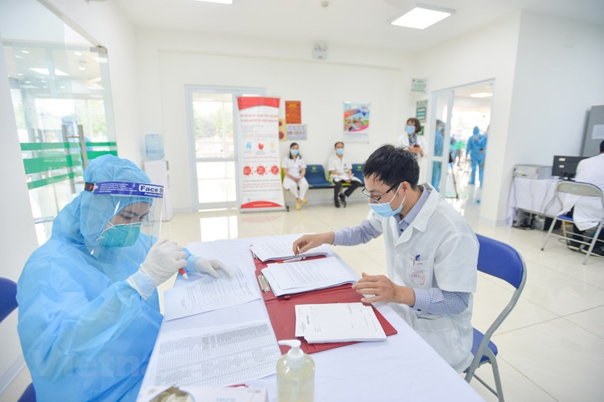 El Ministerio de Salud de Vietnam elaboró un plan de recepción, preservación, distribución y uso de las vacunas contra el COVID-19 para la etapa 2021-2022, apoyado por el programa global de Covax Facility, mediante el cual el país del Sudeste Asiático recibirá más de 4,8 millones de dosis de la vacuna AstraZenecca en el primer y el segundo trimestre de este año. En consecuencia, el sector de la salud de Vietnam estableció 11 grupos de sujetos priorizados para la vacunación contra el coronavirus a partir de la situación epidémica y en el contexto del suministro limitado de ese fármaco en el país. La nación indochina se esfuerza por garantizar la cobertura de las vacunas contra esa enfermedad a la población. (Foto: Vietnam+)