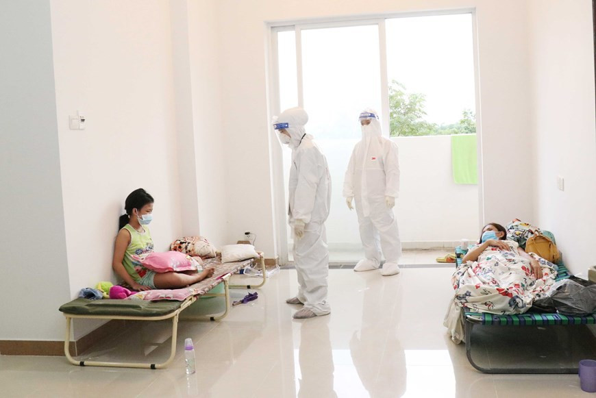 Los médicos atienden a los pacientes asintomáticos del COVID-19. (Foto: VNA)