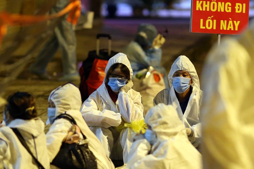 Los pacientes del COVID-19 que llegan al establecimiento de noche tienen que esperar su turno para registrarse. (Foto: VNA)