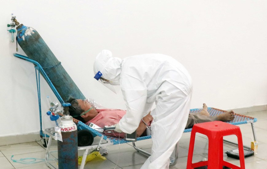 El personal médico atiende a paciente del COVID-19 (Foto: VNA)