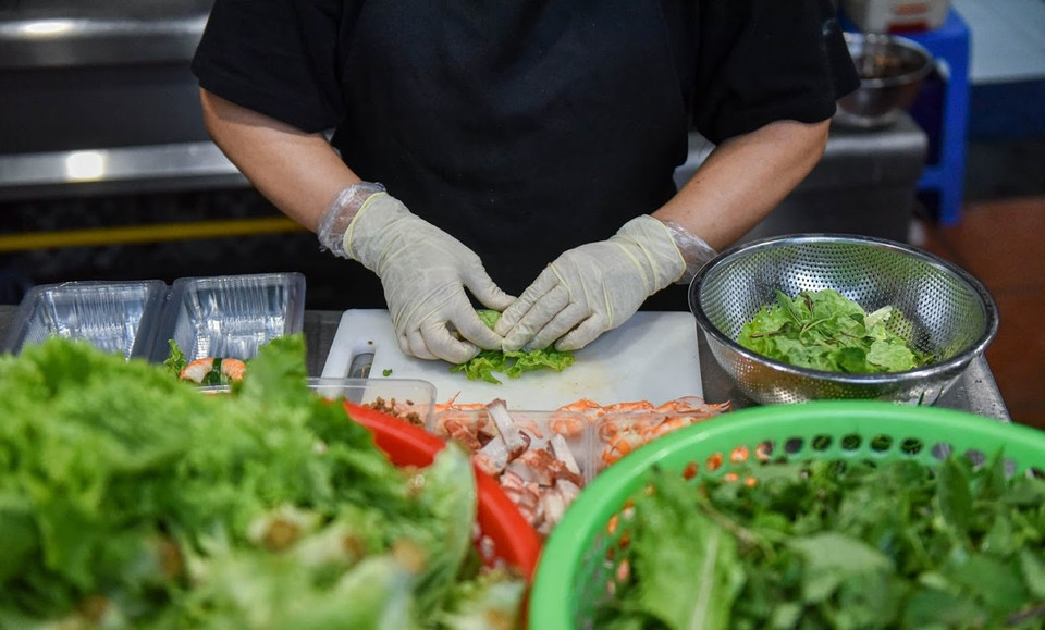 Un pedazo de tocino hervido, fideos frescos, un poco de arroz fermentado y camarones se enrollan en hojas de lechuga romana y se aprietan con una hoja de cebollino verde hervida. (Foto: VNA)