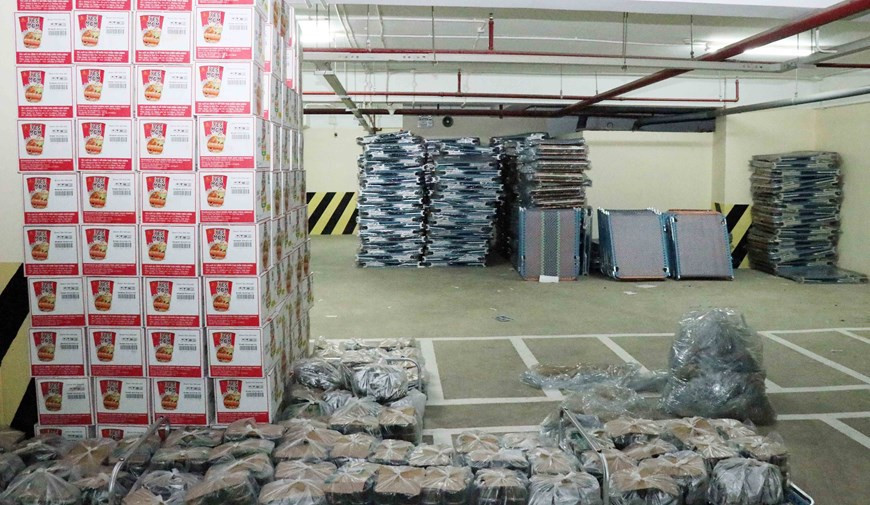 El establecimiento tiene preparadas camas plegables y equipos médicos para atender a los enfermos. (Foto: VNA)