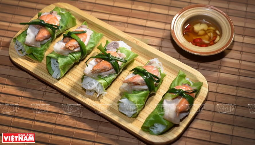 Servido con salsa agridulce con ajo y picante, el plato constituye una buena opción para el verano y deja un recordatorio especial. (Foto: VNA)