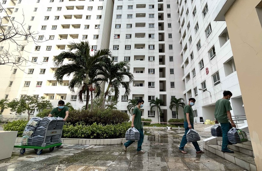 Más de 60 oficiales y soldados de Ciudad Ho Chi Minh prestan servicios logísticos dentro y fuera del hospital de campaña. (Foto: VNA)