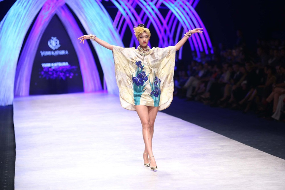 Al lado de los vestidos de boda, diseños que contribuyeron a la fama de Yumi Katsura también se exponen (Fuente: VNA)