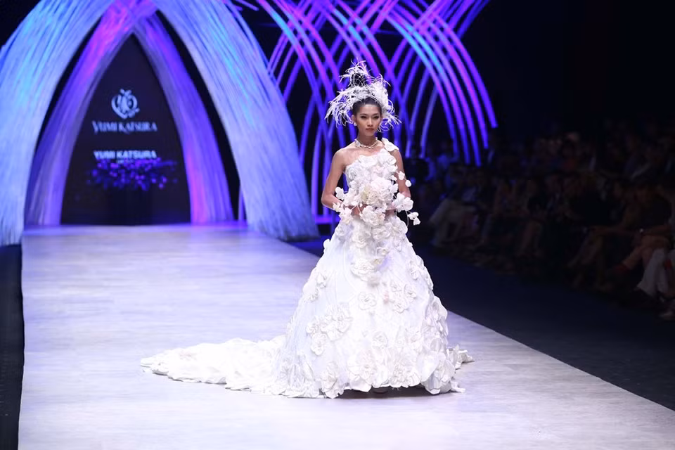 Los vestidos de boda de Yumi Katsura aluden la fantasía de los cuentos de hada (Fuente: VNA)
