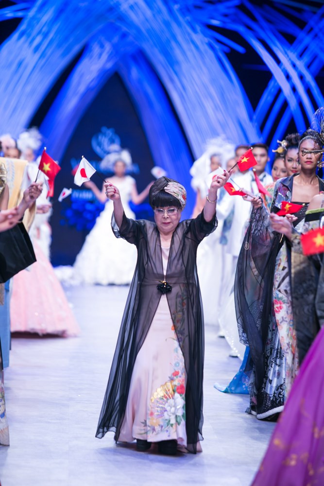 La diseñadora es la primera asiática en integrarse a la Asociación de Alta Costura de Italia (Fuente: VNA)