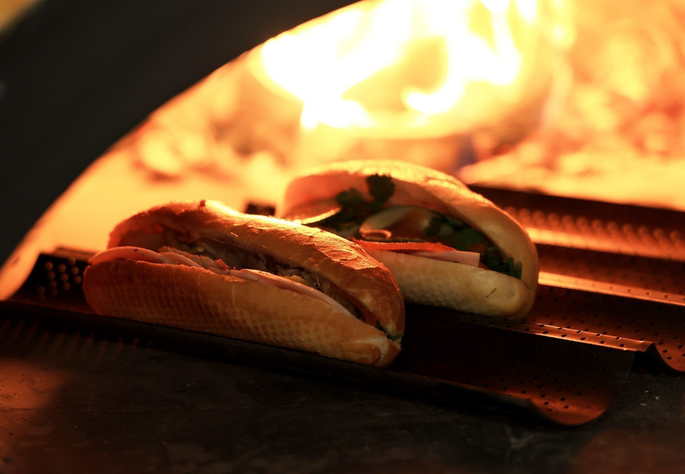 Las tostadas al horno de ladrillo hacen que la corteza esté caliente y crujiente, lo que le da más atractivo al pan. (Foto: VNA)