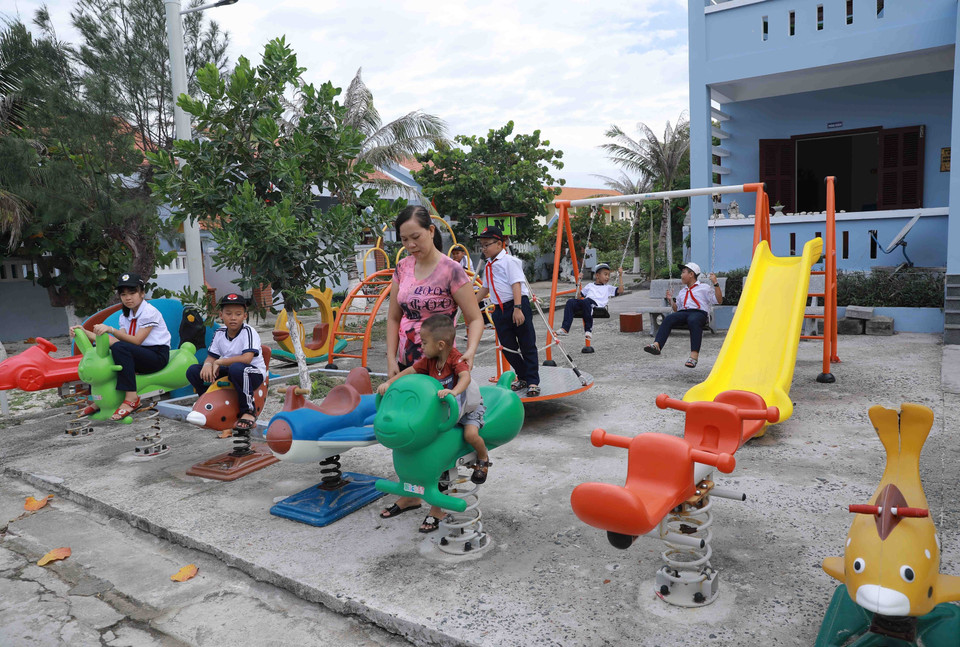 Se han construido centros deportivos y de entretenimiento en el distrito isleño de Truong Sa, lo cual contribuye a mejorar la vida espiritual de las personas que residen en este lugar. (Foto: VNA)