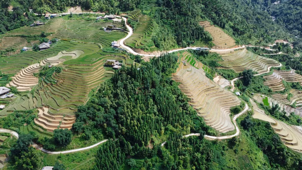 Un camino sinuoso que serpentea alrededor de los campos en terrazas en la aldea de Xa Phin. (Fuente: VNA)