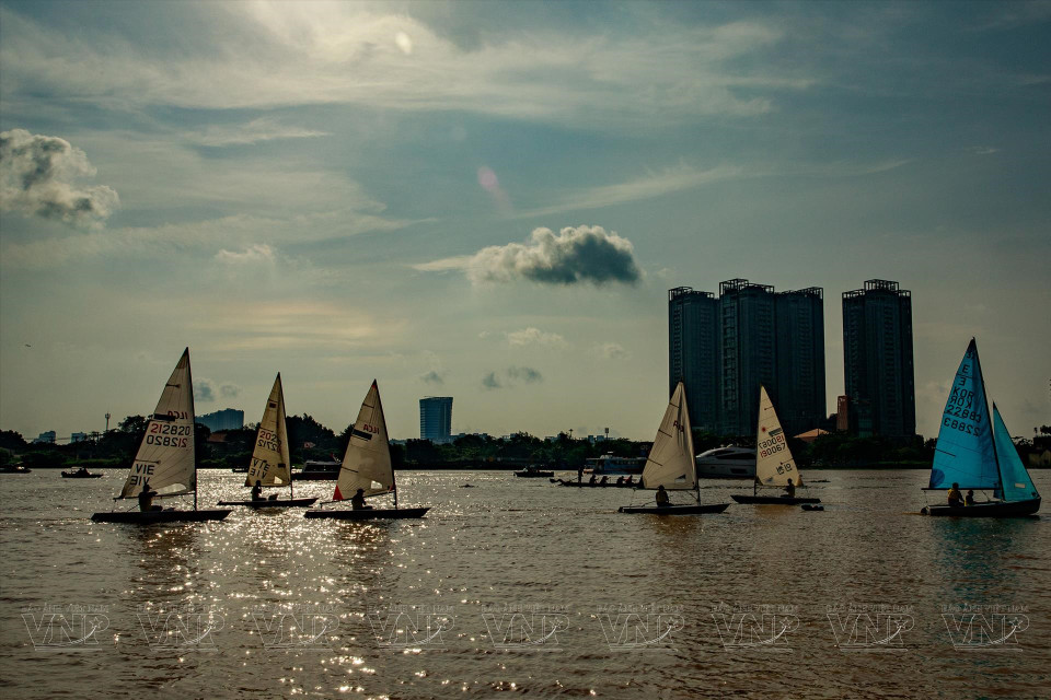 El río Saigón se llena de barcos que actúan durante el primer Festival fluvial de Ciudad Ho Chi Minh 2023. (Foto: Revista Ilustrada de Vietnam)
