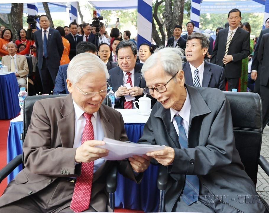 En 2020, el secretario general del Partido Comunista y presidente de Vietnam, Nguyen Phu Trong, se encontró con su profesor Le Duc Giang, en el bachillerato Nguyen Gia Thieu, donde estudió hace casi 60 años. (Foto: VNA).