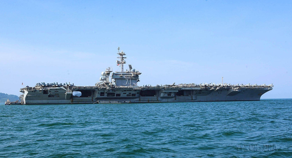 La flota de la Marina de Estados Unidos, incluidos el portaaviones USS Theodore Roosevelt y el crucero USS Bunker Hill, atracó en el puerto de Tien Sa, ciudad costera de Da Nang, realizando una visita oficial a Vietnam del 5 al 9 de marzo de 2020. (Foto: VNA)