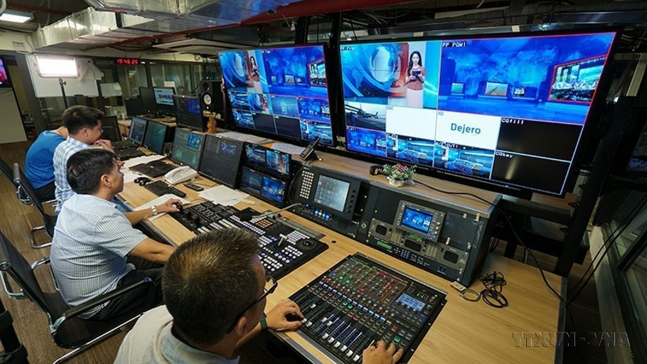 Un equipo técnico en el estudio del Centro televisivo de la VNA. (Foto: VNA)