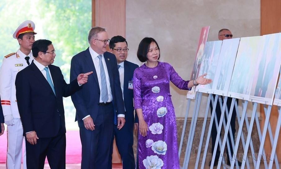 La directora general de la VNA, Vu Viet Trang, presenta al primer ministro Pham Minh Chinh y al primer ministro australiano, Anthony Albanese, imágenes destacadas de las relaciones de cooperación entre Vietnam y Australia, tomadas por la VNA, el 4 de junio de 2023. (Foto: VNA)