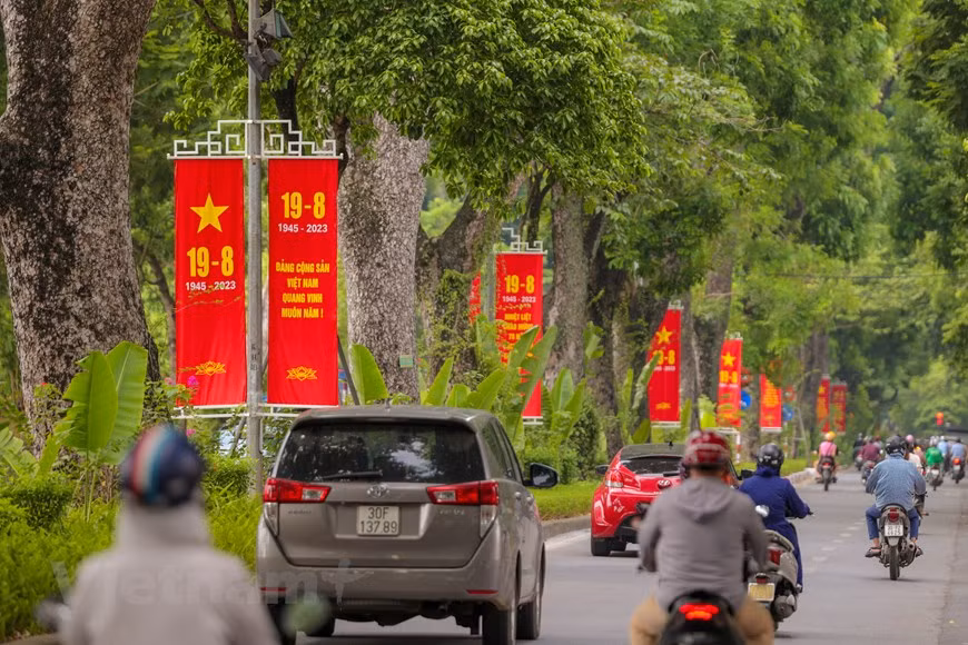 Calle de Hoang Dieu se destaca con sus brillantes carteles rojos. (Foto: Vietnam+)