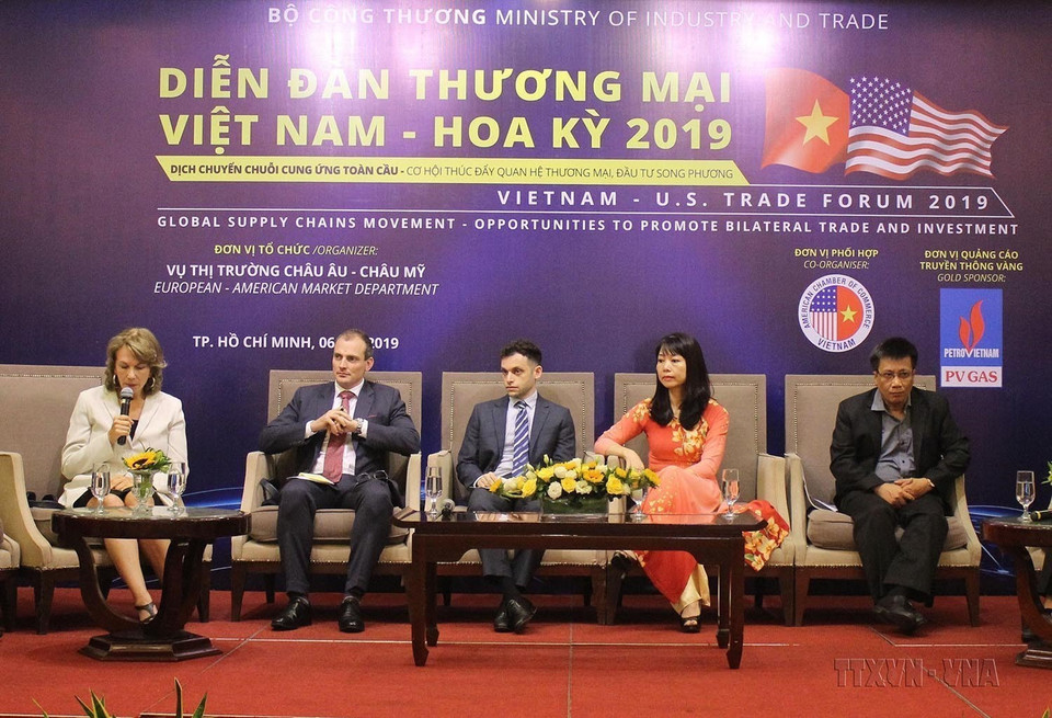 El Foro comercial Vietnam-Estados Unidos, con el tema “Cambio en la cadena de suministro global: oportunidades para promover las relaciones bilaterales de comercio e inversión”, tuvo lugar el 6 de septiembre de 2019, en Ciudad Ho Chi Minh. (Foto: VNA)