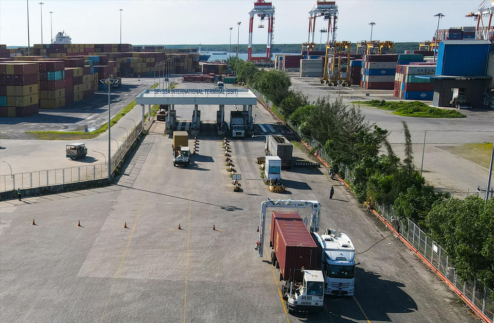El Departamento de Inspección de Aduanas de la zona portuaria de Cai Mep-Thi Van realiza controles e inspecciones de mercancías de importación y exportación. (Fuente: Revista ilustrada)