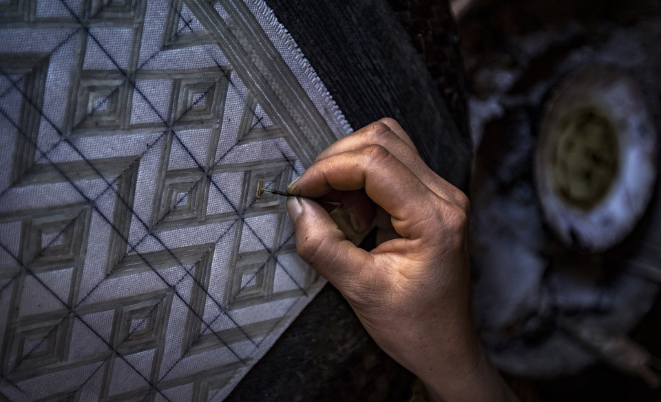 Estampado de patrones con cera de abejas sobre el brocado. (Foto: VNA)