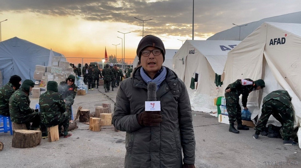 El periodista de la VNA, Hai Linh, informó directamente desde Turquía, donde ocurrió el mayor sismo en cientos de años, febrero de 2023. (Foto : VNA)
