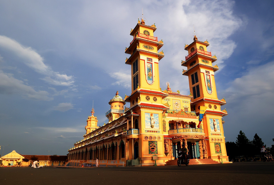 La arquitectura de la Santa Sede refleja los preceptos de esta religión con una combinación armoniosa de diferentes estilos arquitectónicos del budismo, el hinduismo, el taoísmo, el confucianismo, el cristianismo y el islamismo. (Foto: VNA)