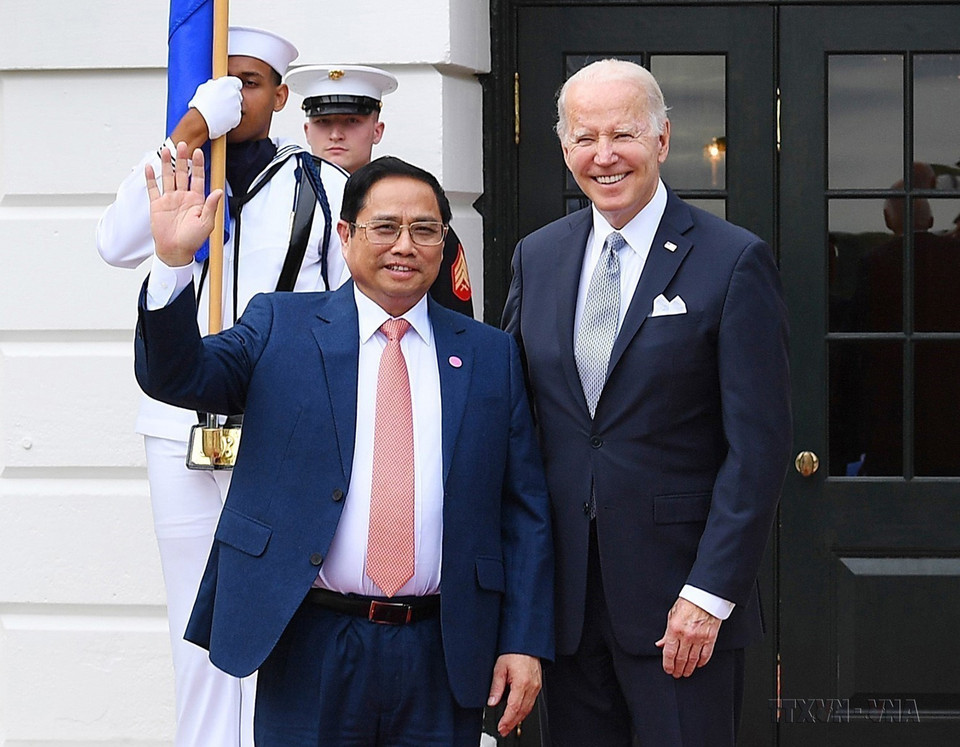 El presidente estadounidense, Joe Biden, dio la bienvenida al primer ministro Pham Minh Chinh, a la recepción del Presidente de Estados Unidos con los líderes que asistieron a la Cumbre Especial EE.UU.-ASEAN, en Washington, el 12 de mayo de 2022. (Foto: VNA)