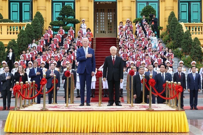 El secretario general del Partido Comunista de Vietnam, Nguyen Phu Trong, y el presidente estadounidense, Joe Biden, realizan la ceremonia de izamiento de bandera. (Foto: VNA)