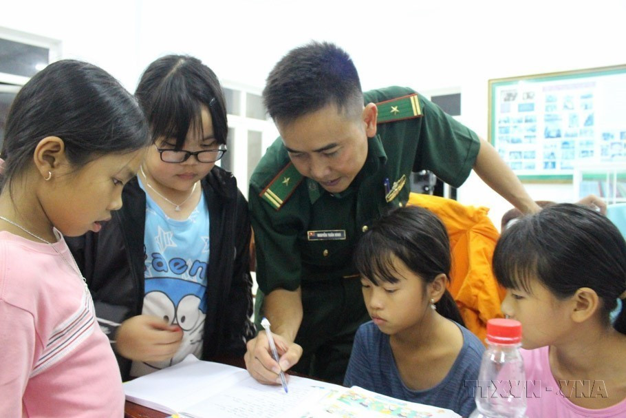 Una clase gratuita de inglés en el puesto de guardia fronteriza de Bich Dam, distrito de Vinh Nguyen, ciudad de Nha Trang, provincia de Khanh Hoa. (Foto: VNA)