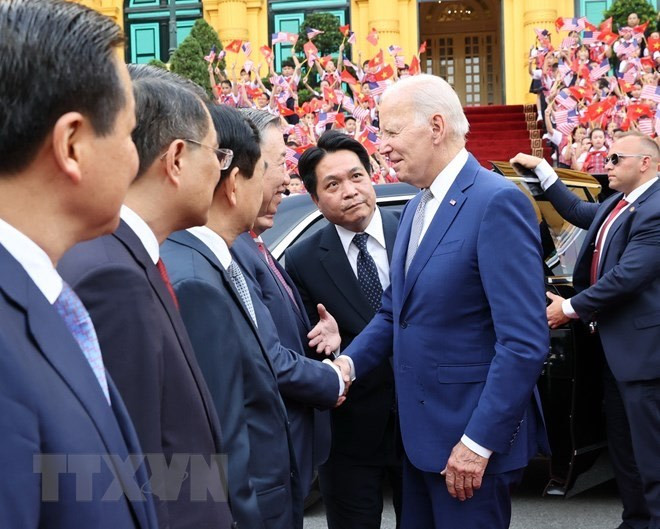 El presidente estadounidense, Joe Biden, estrecha la mano de los miembros de la delegación vietnamita. (Foto: VNA)
