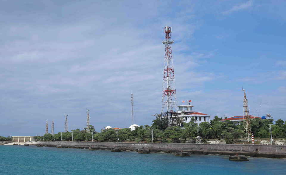 El distrito isleño de Truong Sa ha invertido en los sistemas de energía solar, telecomunicaciones y televisión para mejorar la vida espiritual de los oficiales, soldados y residentes locales. (Foto: VNA)