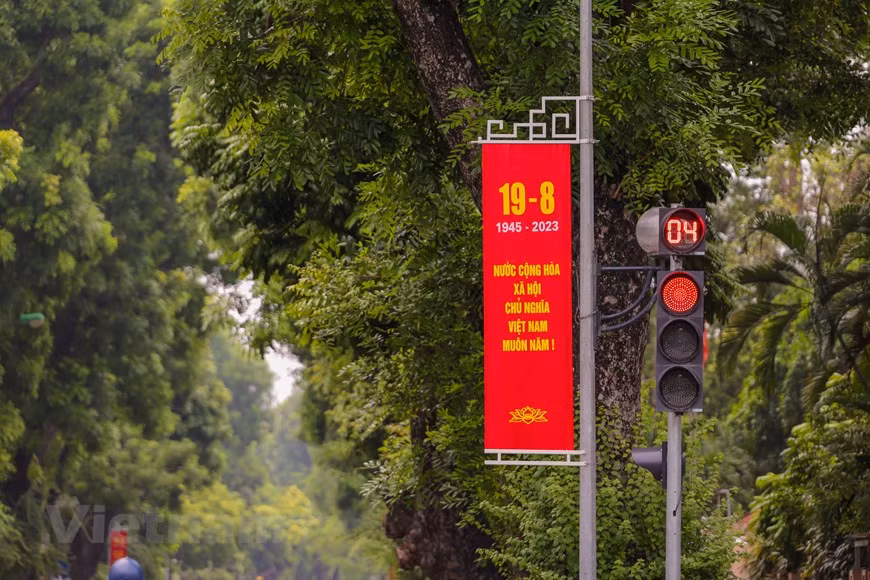 Las calles de Hanoi se ven bellas con pancartas y carteles. (Foto: Vietnam+)