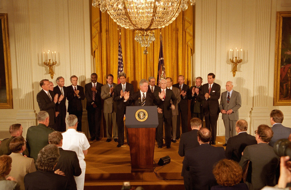 El 11 de julio de 1995, en Washington, el presidente estadounidense, Bill Clinton, leyó una proclamación para normalizar las relaciones diplomáticas con Vietnam. (Foto: Archivo de la Casa Blanca/VNA)