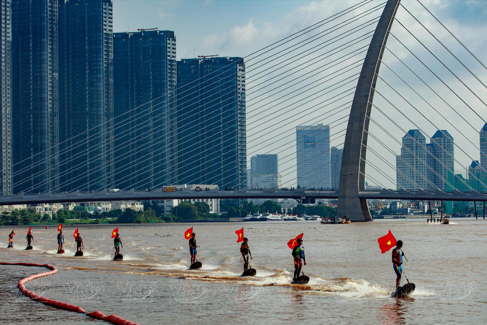 Demostración de jetsurf en el río Saigón, área del parque Ben Bach Dang. (Foto: Revista Ilustrada de Vietnam)