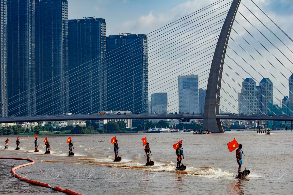 Demostración de jetsurf en el río Saigón, área del parque Ben Bach Dang. (Foto: Revista Ilustrada de Vietnam)