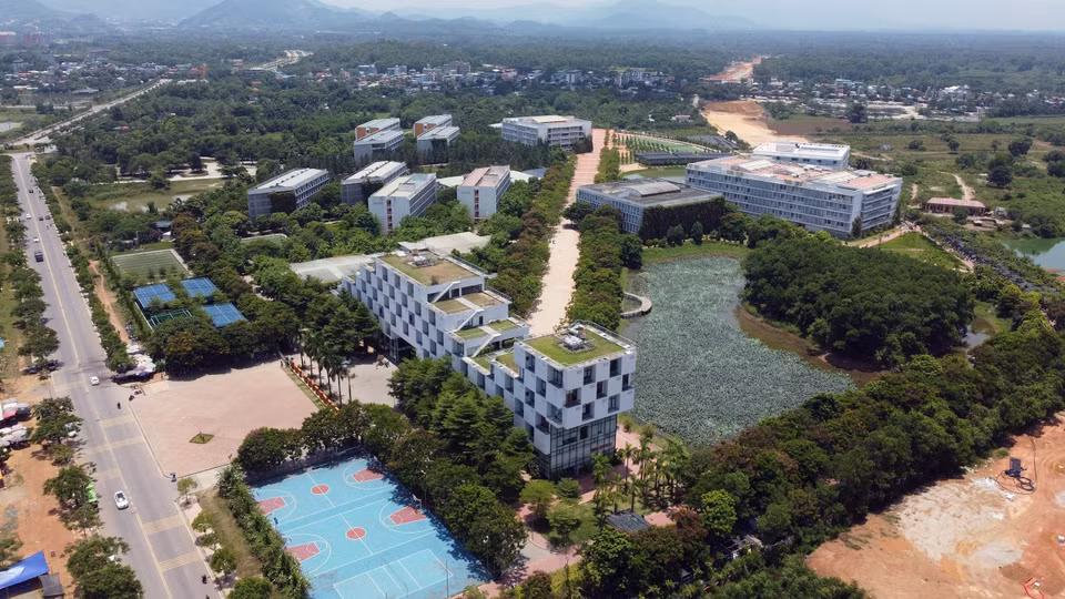 La Universidad FPT Campus Hoa Lac está ubicada en el Parque de alta tecnología Hoa Lac, con más de tres mil estudiantes. Está equipada con instalaciones modernas y tiene un entorno educativo de primera clase. (Foto: VNA)