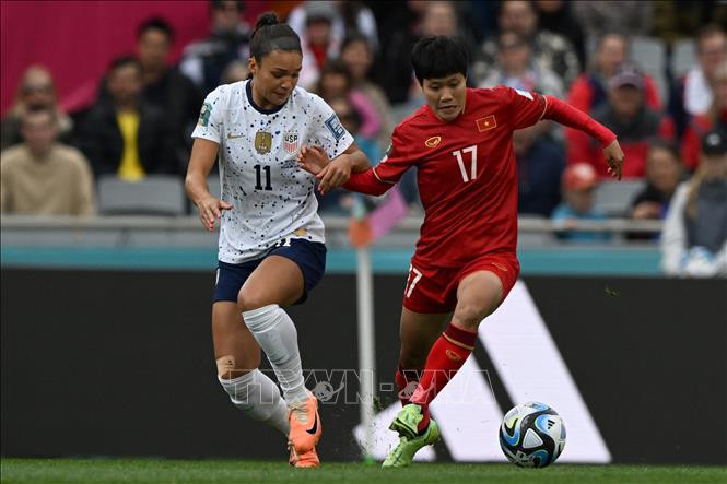 La mediocampista Tran Thi Thu Thao (derecha) obstruye el camino de la delantera estadounidense Sophia Smith en el partido. Foto: AFP/VNA