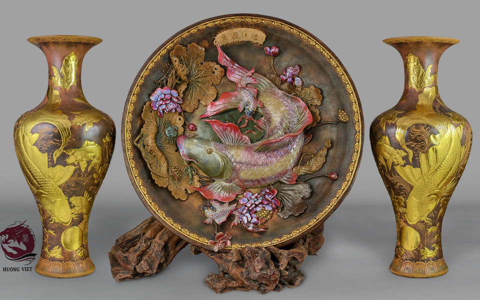 El plato de cerámica tallada más grande del mundo mide 137 cm y pesa 400 kg. Está hecho de arcilla y esmalte especial creado especialmente por el artesano a partir de cenizas de tallo de loto y sedimentos del río Hong (Rojo). (Fuente: VNA)