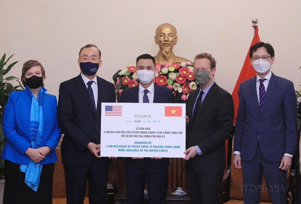 El Ministerio de Relaciones Exteriores de Vietnam recibió un millón 499 mil 940 dosis de vacunas Pfizer de Estados Unidos, mediante el mecanismo COVAX (Hanoi, 4 de octubre de 2021). (Foto: VNA)