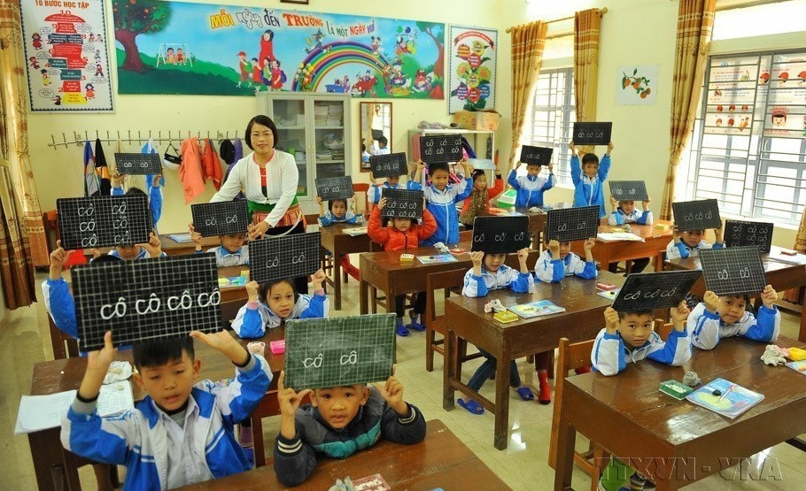 La maestra Nguyen Thi Hang, de etnia Muong, es profesora de la escuela primaria de Cuc Phuong, de la comuna homónima, distrito de Nho Quan, provincia norteña de Ninh Binh. (Foto: VNA)