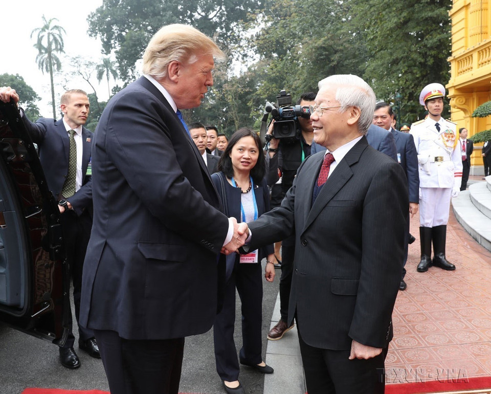 El secretario general del Partido Comunista de Vietnam y presidente del país, Nguyen Phu Trong, recibió y conversó con el presidente estadounidense, Donald Trump, con motivo a su visita a Vietnam para la segunda Cumbre Estados Unidos-Corea del Sur, el 27 de julio de 2019. (Foto: VNA)