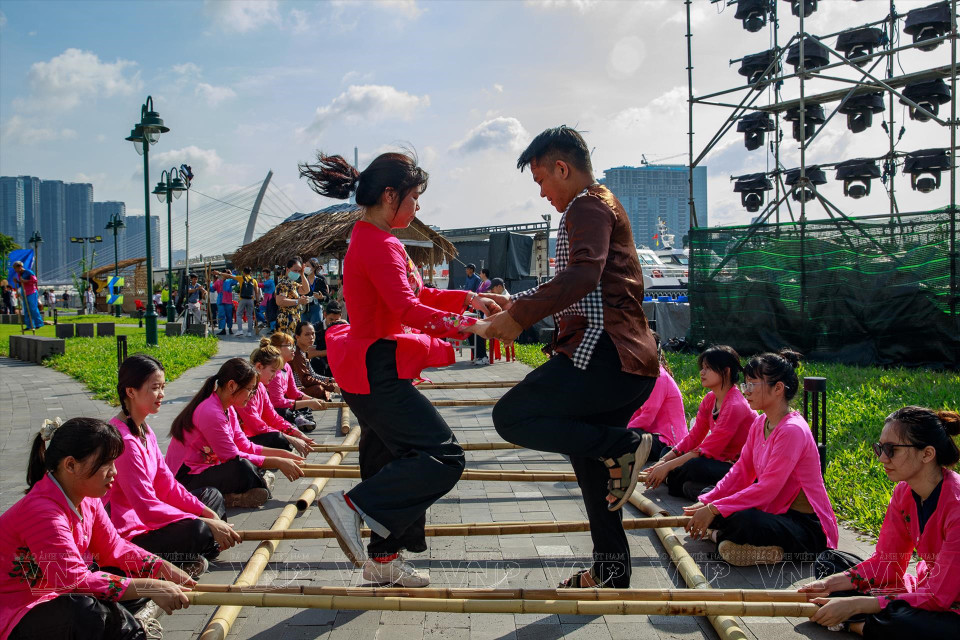 Muchos juegos folclóricos se llevan a cabo durante el primer Festival fluvial de Ciudad Ho Chi Minh, en el área del parque Ben Bach Dang (Distrito 1). (Foto: Revista Ilustrada de Vietnam)