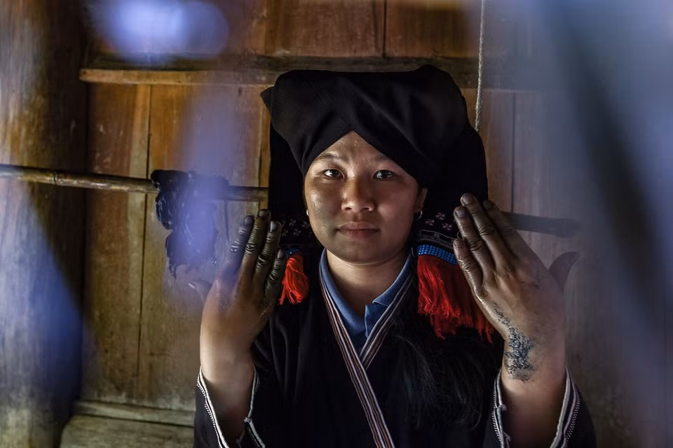 Desde los 10 años, las niñas de Dao Tien comienzan a aprender a bordar, tejer y teñir brocados, por lo que sus manos siempre son negras y moradas. (Foto: VNA)
