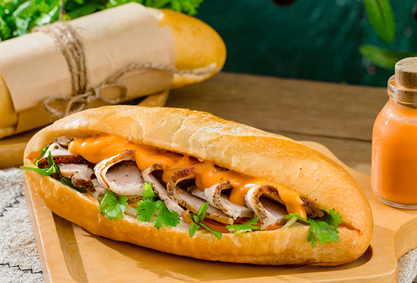 El Banh mi generalmente se rellena con paté, jamón vietnamita, pepinillos, cilantro y salsa. Dependiendo de la región, los visitantes disfrutarán de muchos tipos de bocadillo con diferentes rellenos. (Foto: Vietnam+)