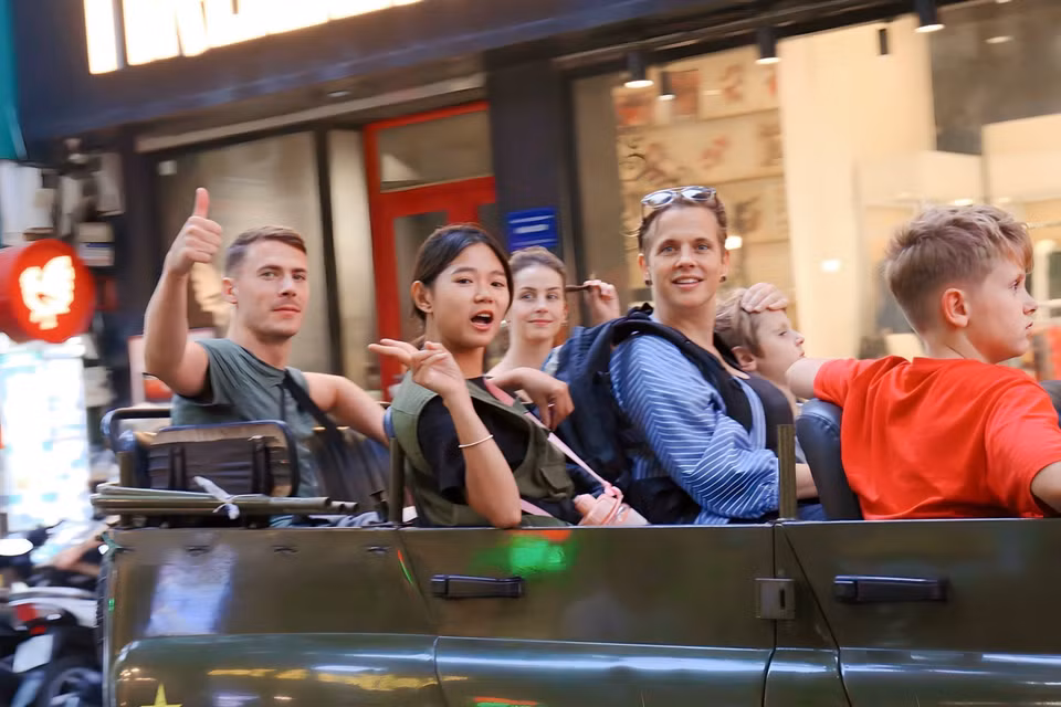 Turistas extranjeros recorren las calles de Hanoi en jeeps. (Fuente: VNA)